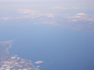 大間崎（左下）と津軽海峡。奥に函館山