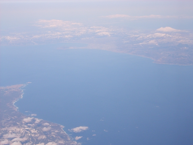 大間崎（左下）と津軽海峡。奥に函館山