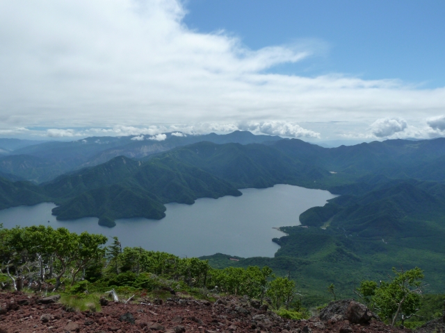 男体山山頂から見る中禅寺湖