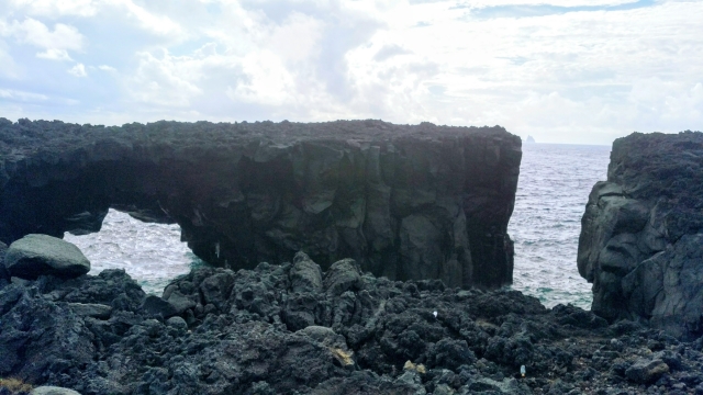 三宅島のメガネ岩