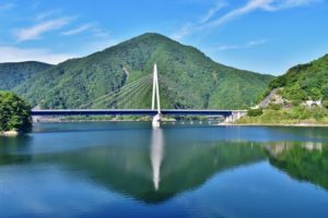 丹沢湖と永歳橋