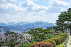 医王山（兼六園より）