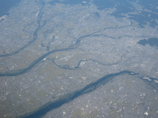 木曽三川と濃尾平野（左上が揖斐川、右上から中央左が長良川、左下から中央右が木曽川）