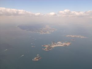 篠島・日間賀島(中央やや右下が篠島、真ん中右側が日間賀島)