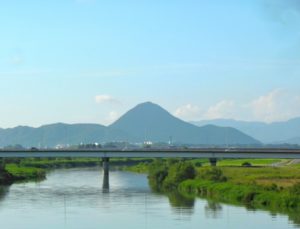 野洲川と近江富士（三上山）手前が下流
