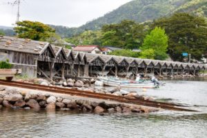 屋那の松原の舟小屋群(島根県・隠岐)