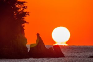 宿毛咸陽島のだるま夕日(宿毛市)