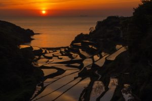 浜野浦の棚田と夕日(玄海町)