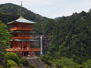青岸渡寺三重塔と那智の滝